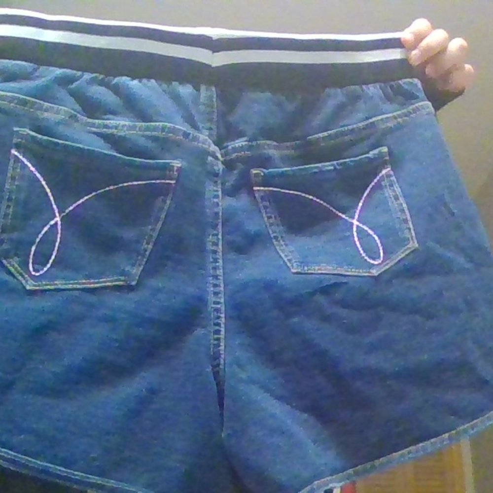 Shorts - Picture 2 of 3